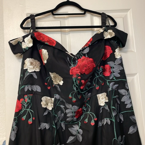 Chi Chi London Curve Bardot Embroidered Bodycon Fishtail Dress in Black Size 18 - Picture 5 of 14